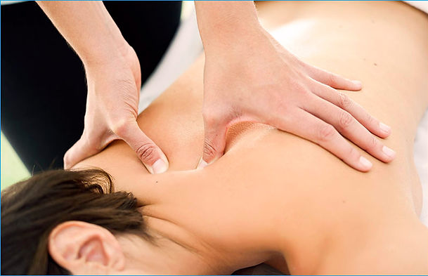 mujer-recibiendo-masaje-terapeutico-clin