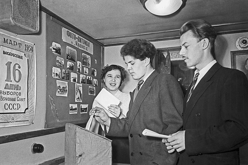 3 personer som stemmer for den øverste sovjet i 1958.