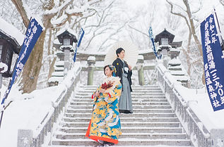 雪景色の神社の参道での前撮り