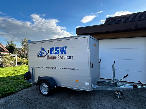 Silberner Nutzanhänger mit „HSW Home-Service“-Logo