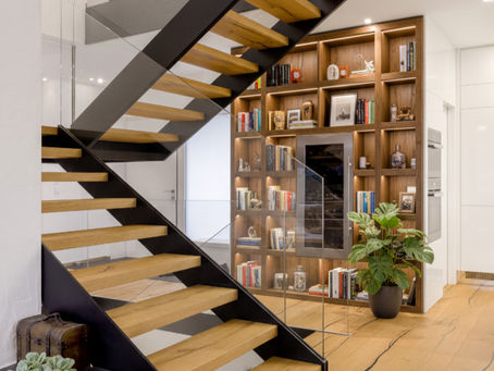 Modernes Musterparkett mit schwebenderTreppe.it sch