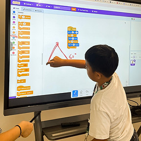 Lyza student coding on Scratch