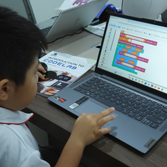Student coding a number guessing game in our Introduction to CodeLab Class (Suitable for Ages 7-9)