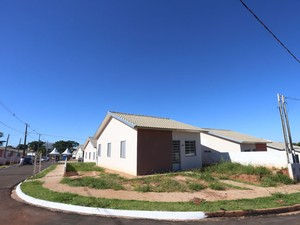 Governador inaugura conjunto habitacional em Santo Anastácio