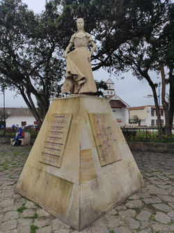 14 Escultura Homenaje a la Mujer Campesina