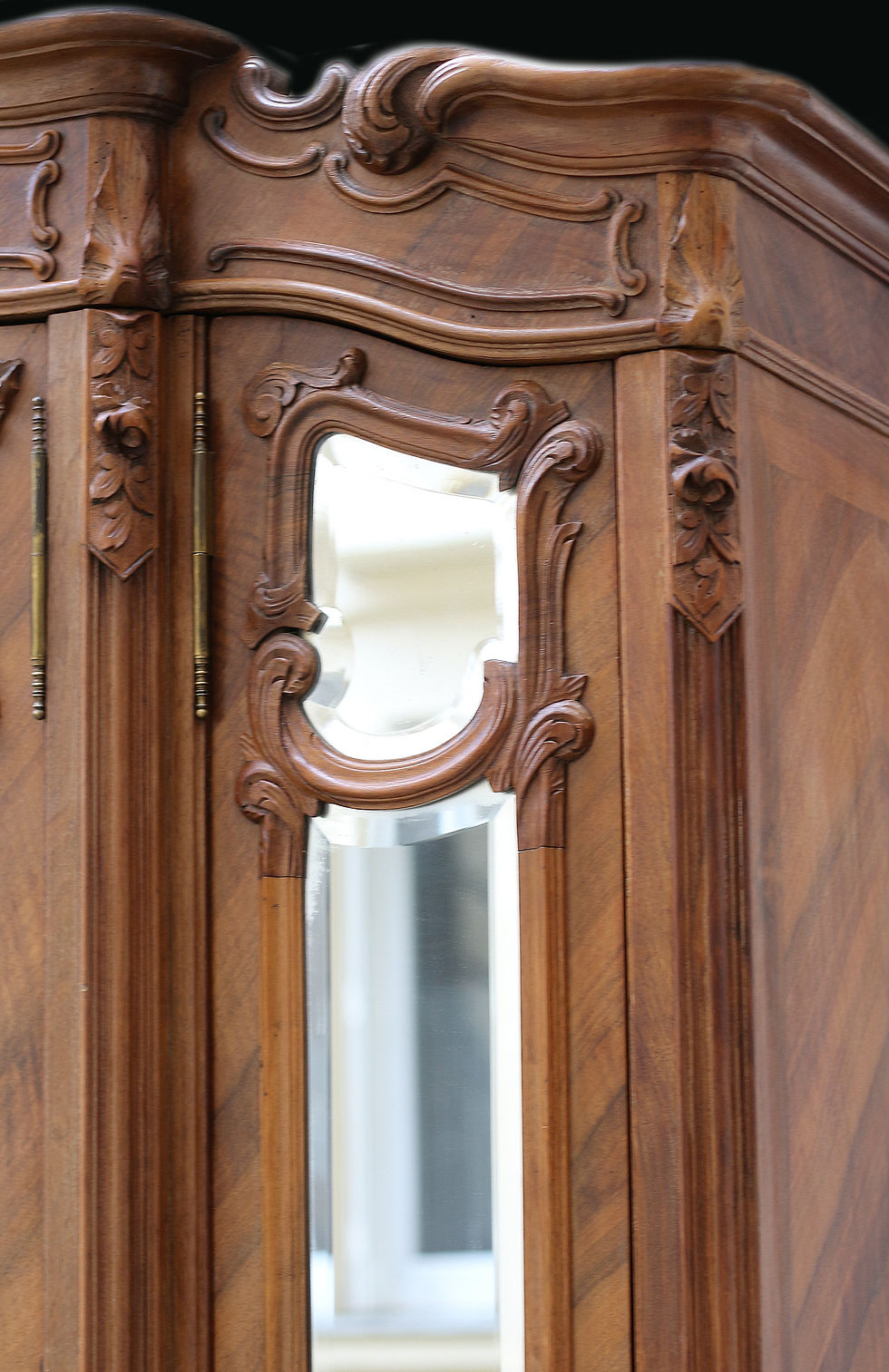 Miniature : Grandiose! Armoire en noyer massif fin XIXeme siècle.