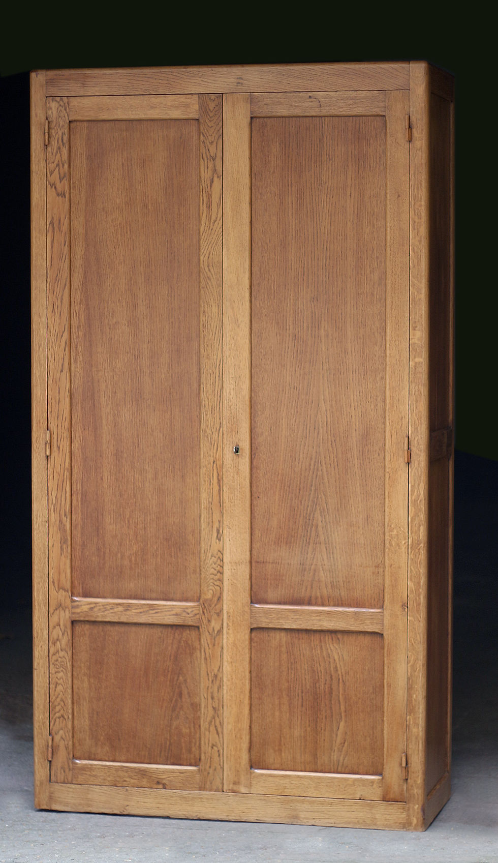 Belle armoire parisienne d'administration. Remise au propre.