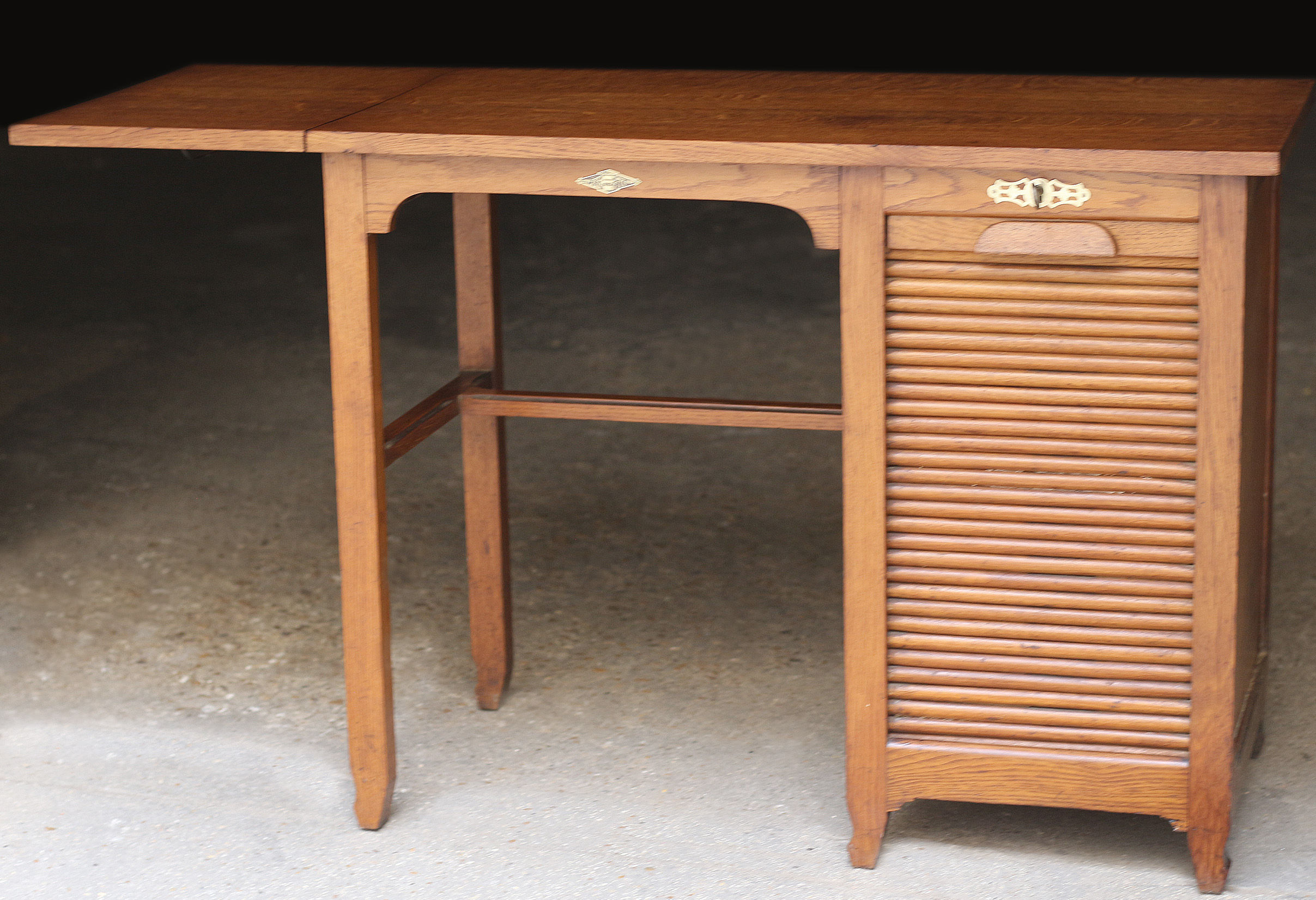 Adorable bureau POTACOL en chêne (années 30/40).
