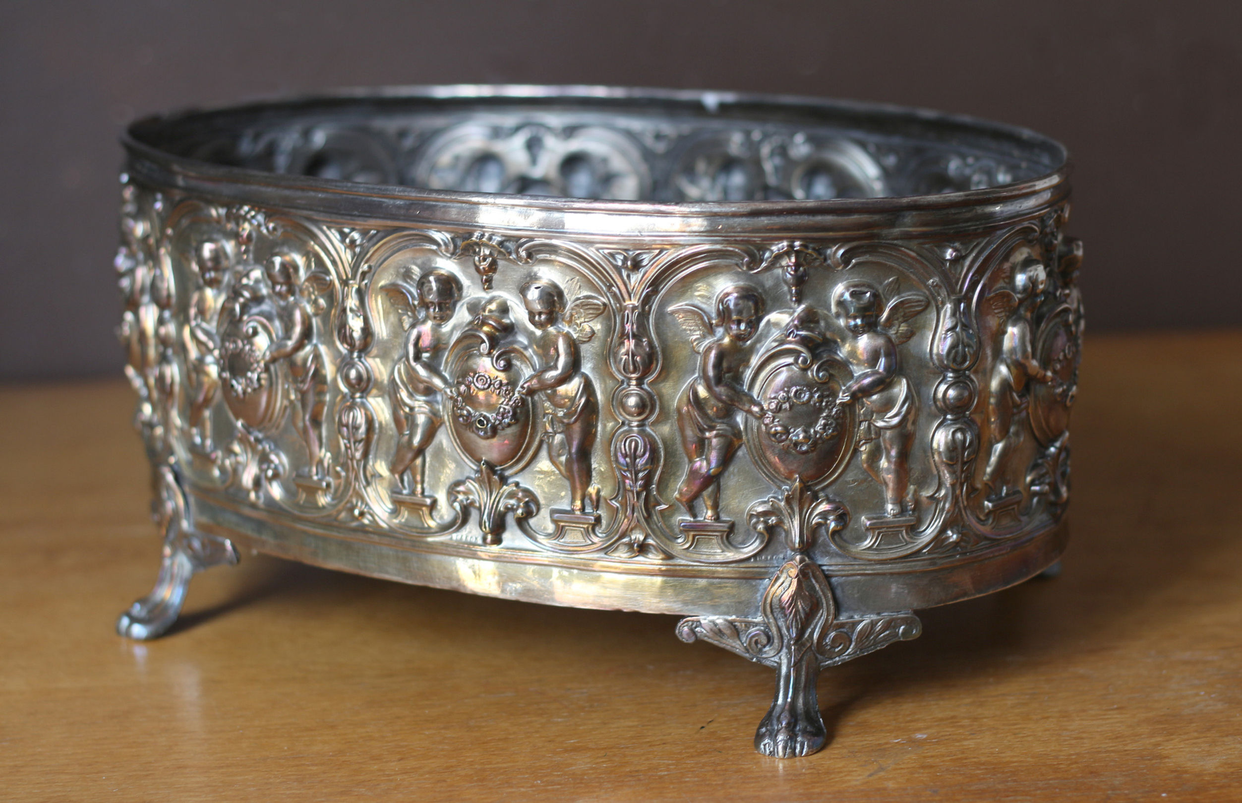 Belle jardinière Napoleon 3 en métal repoussé. Très bel état