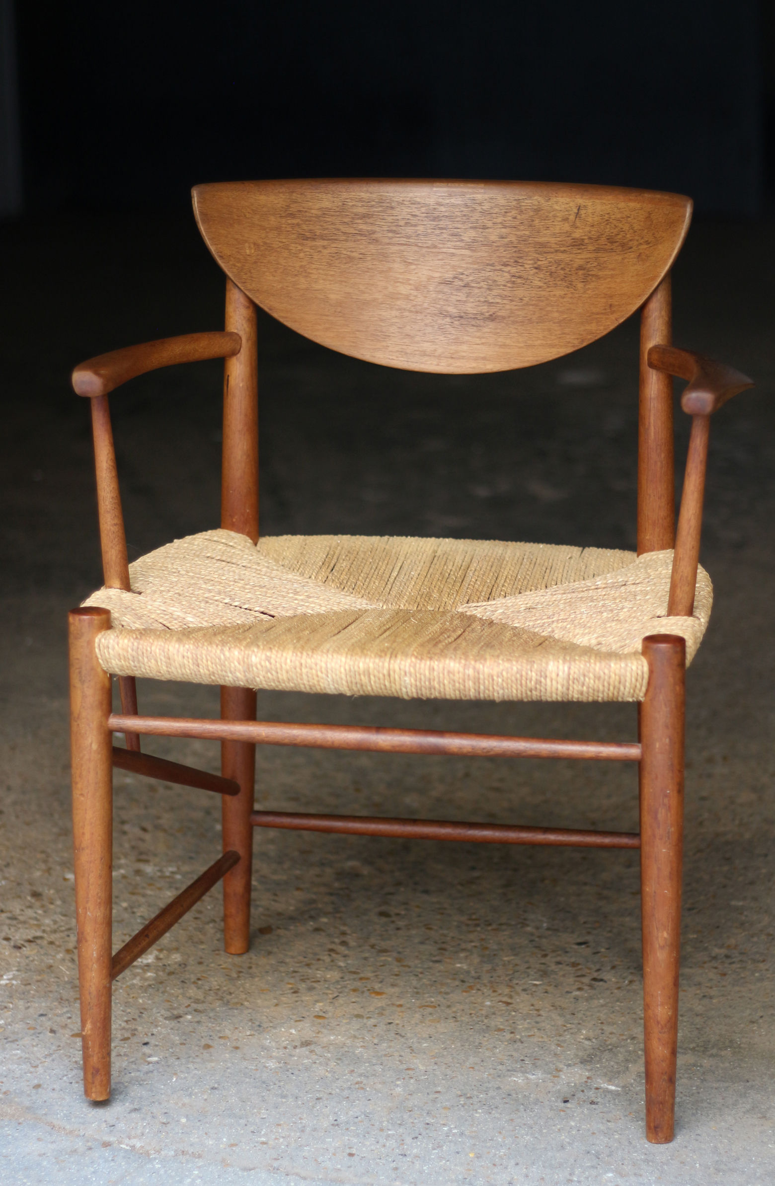 Succession LACOSTE : fauteuil par Peter Hvidt & Orla Mølgaard-Nielsen (1950).