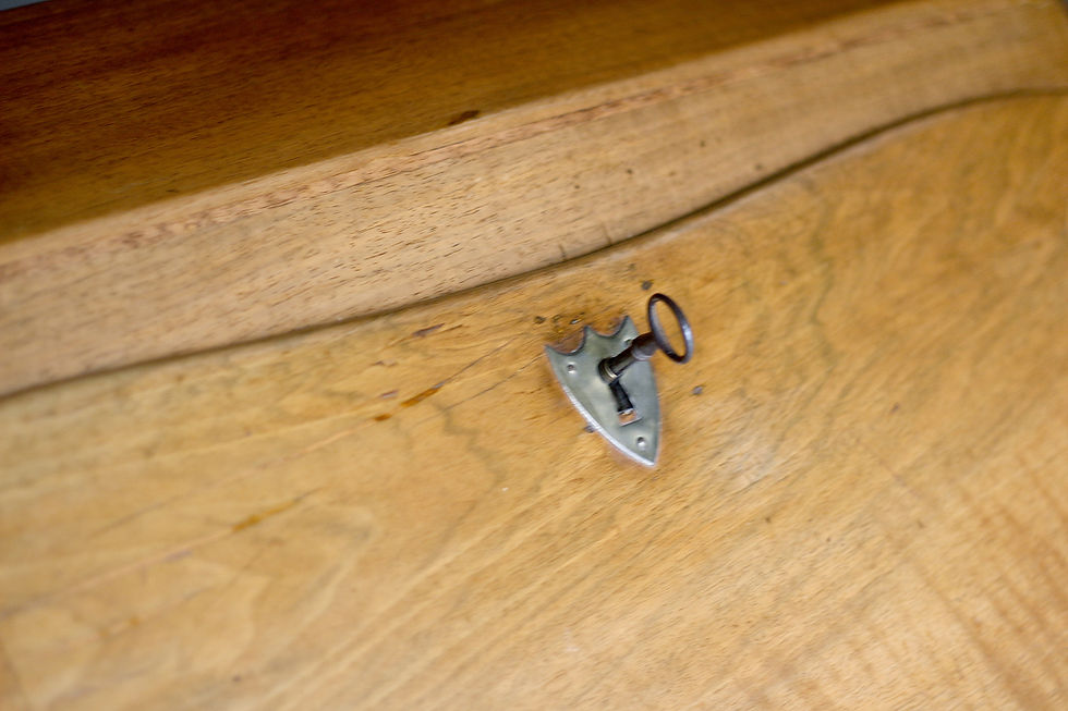 Miniature : Adorable petit bureau estampillé René BOUTIN (18e siècle). Tiroir secret