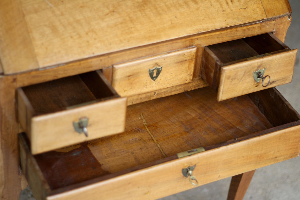 Miniature : Adorable petit bureau estampillé René BOUTIN (18e siècle). Tiroir secret