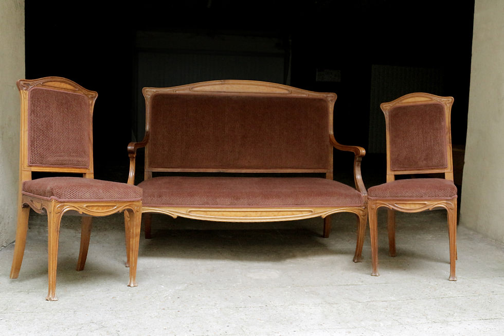 Banquette et chaises Art Nouveau.
