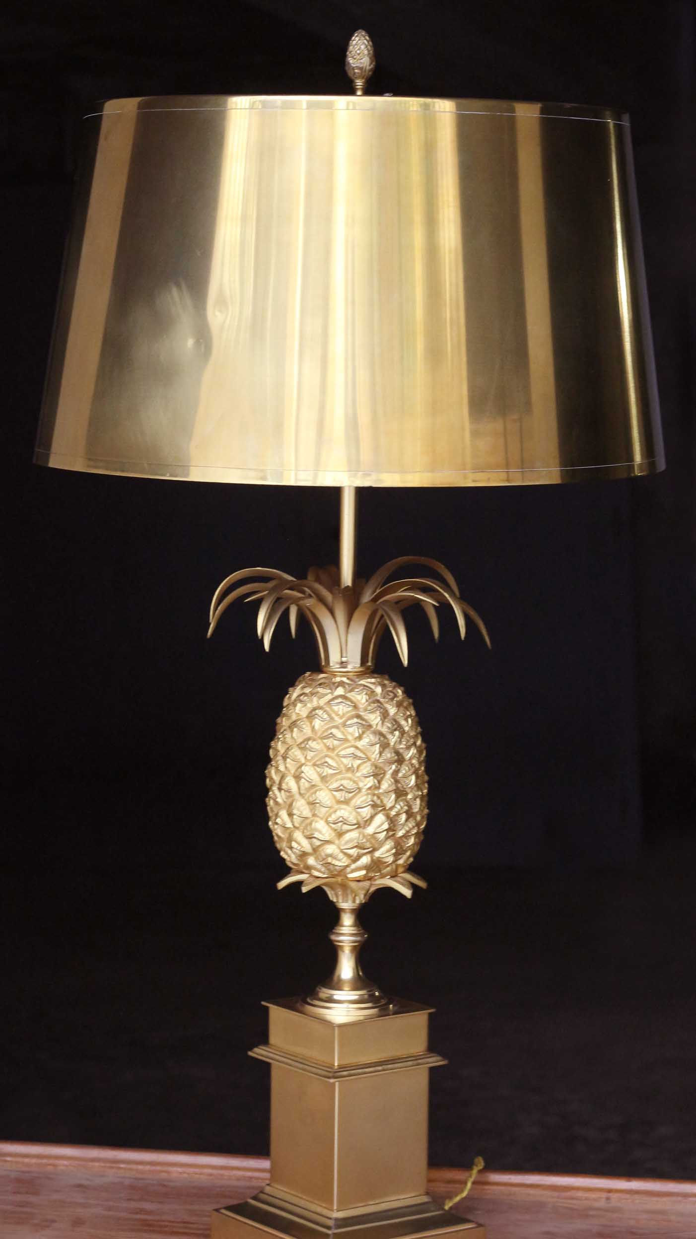 Maisons Charles (attribuée) : extraordinaire lampe ananas en bronze doré.