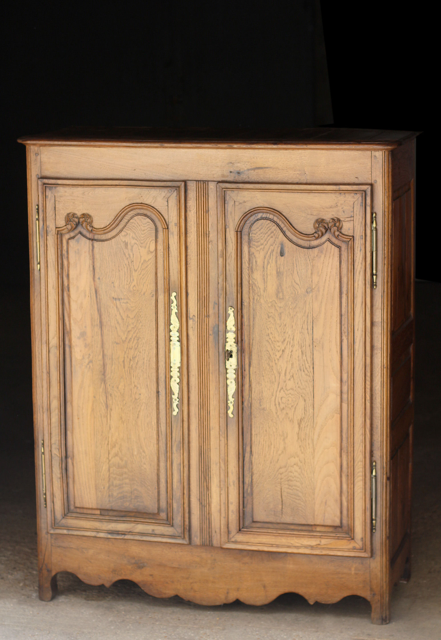 Buffet en chêne blond mouluré (vers 1850). Patine d'origine.