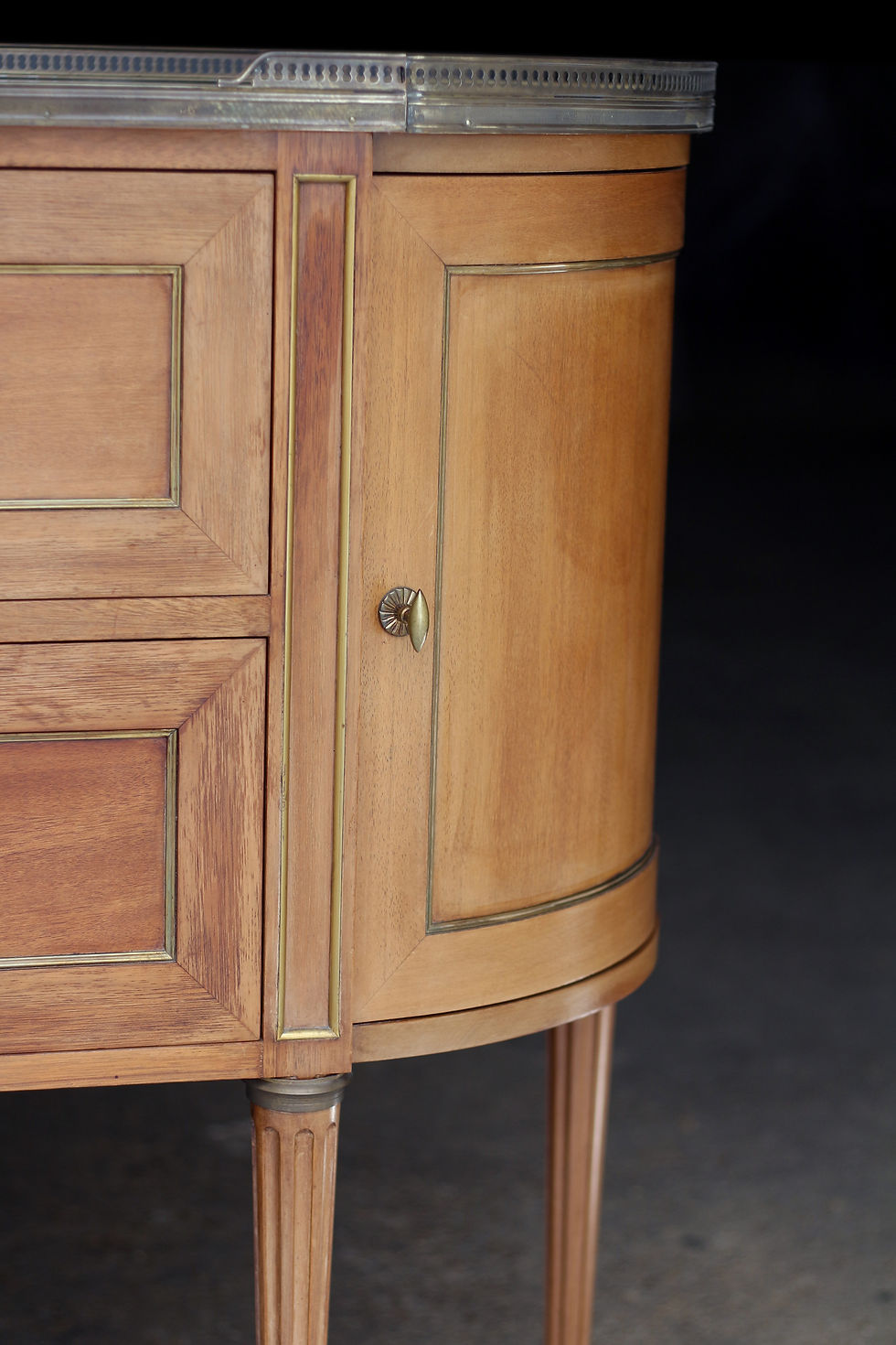 Miniature : Magnifique buffet demi-lune en acajou blond formant secrétaire.