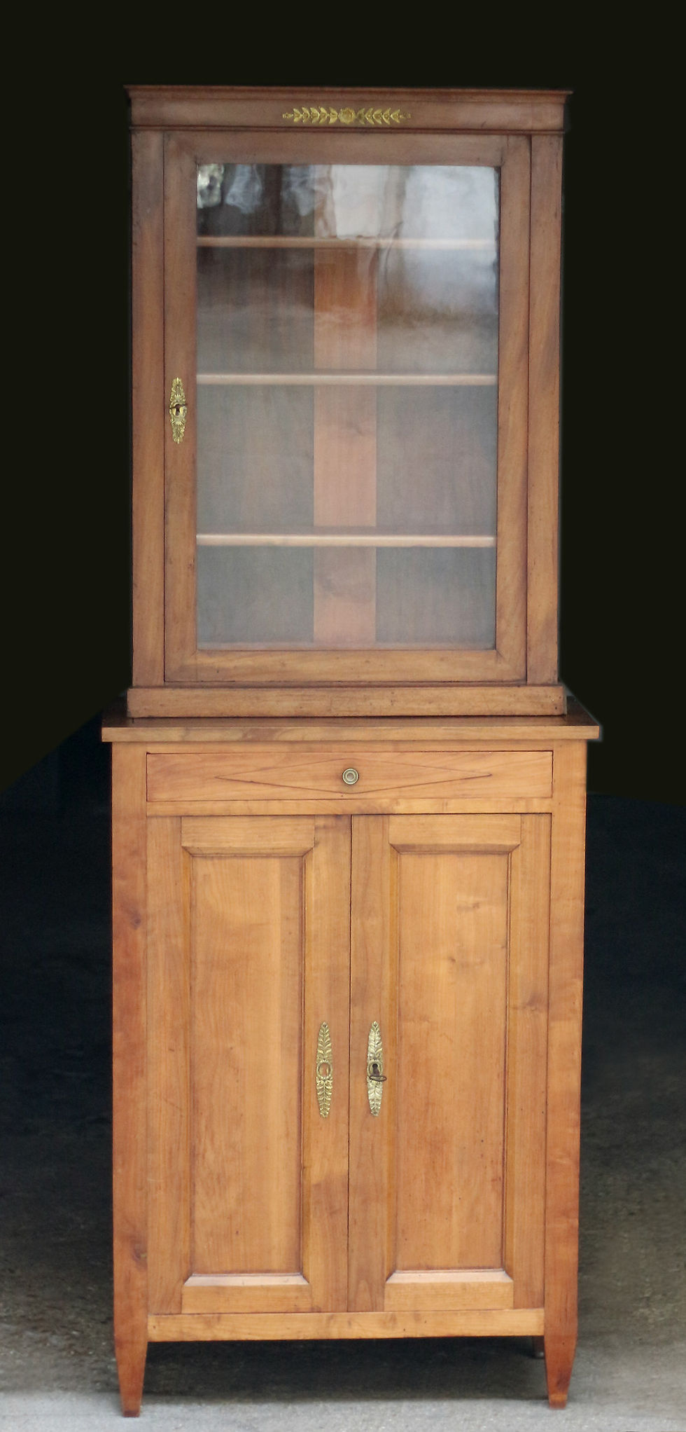 Très beau vaisselier milieu XIX (acajou blond).