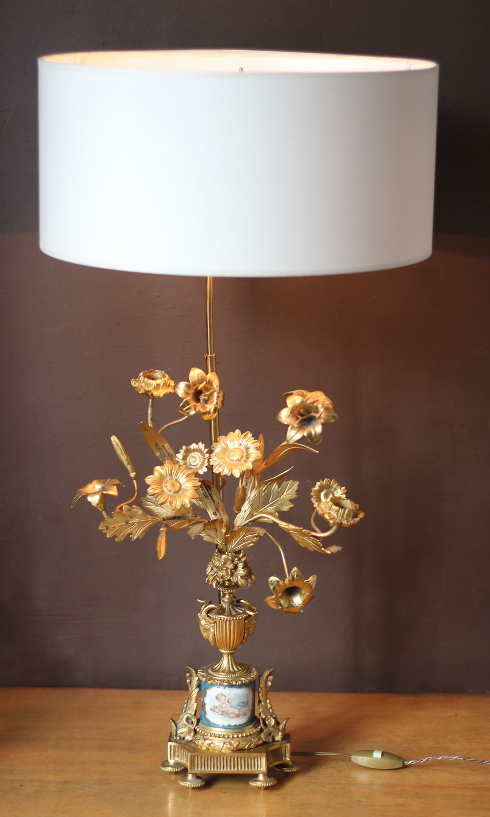 Miniature : Lampe en bronze doré et porcelaine peinte. Très bel état