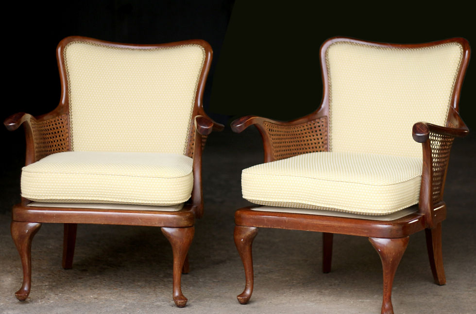 Elégante paire de fauteuils en acajou et canage. Travail anglais des 1960s.