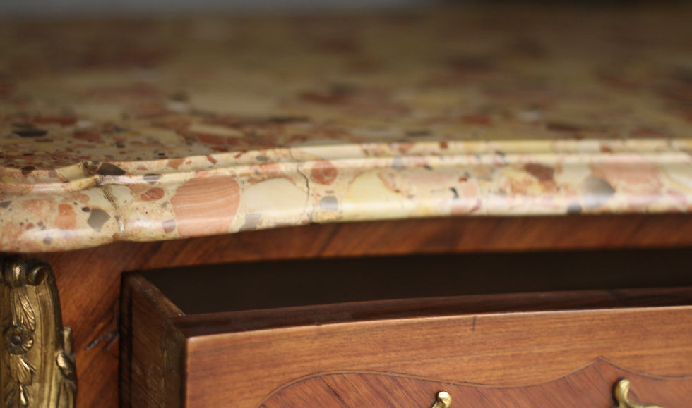 Miniature : Somptueux semainier galbé en bois de placage de style Louis XV.