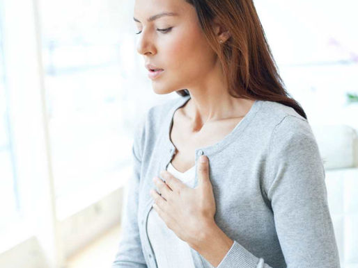 Donna che fa fatica a respirare per la preoccupazione