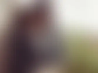 Donna e uomo abbracciati avvolti in una coperta, in un gesto intimo e protettivo, simbolo del potere di ricevere amore, lasciarsi andare e accogliere con fiducia la connessione emotiva