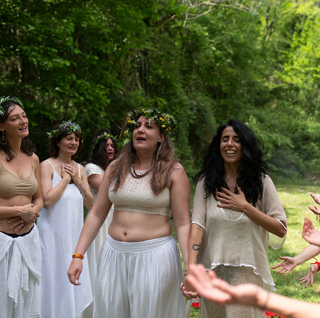 immagine di Federica Clemente durante il seminario sul Femminino Sacro
