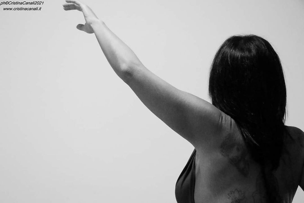 Donna che danza silenziosamente e si lascia trasportare in contemplazione, simbolo di silenzio e introspezione