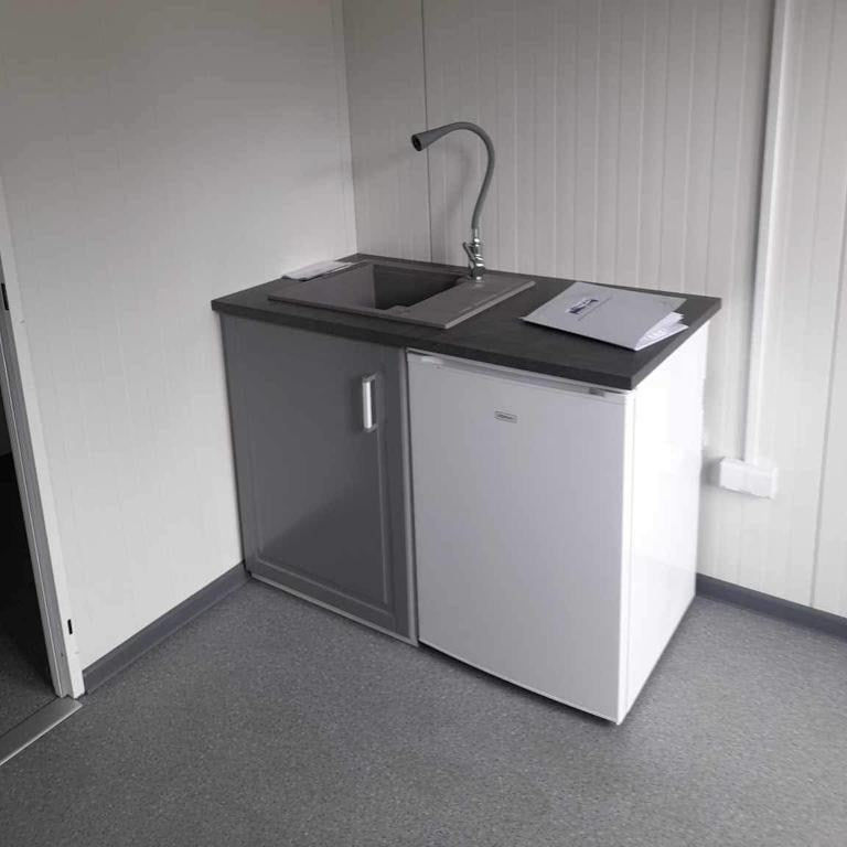 Thumbnail: 6.058m × 4.876m Modular Welfare Office – Twin WC and Kitchenette – view 3