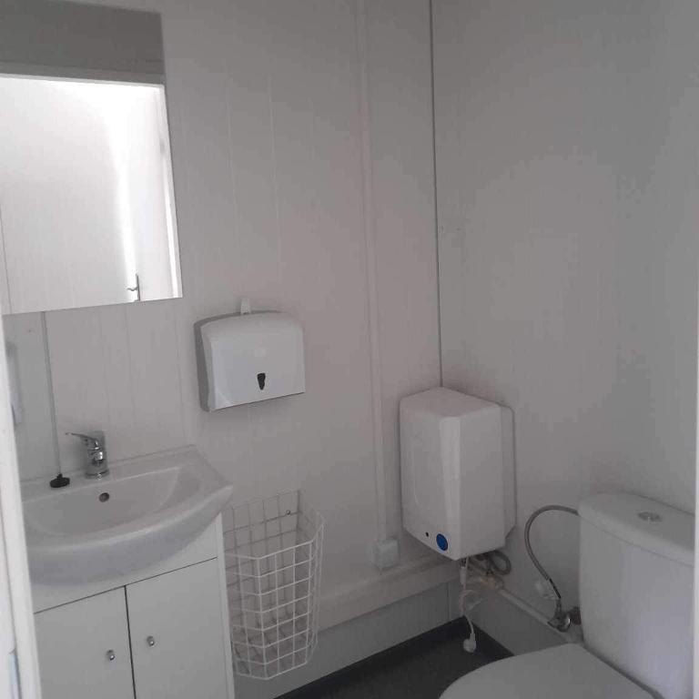 Thumbnail: 6.058m × 4.876m Modular Welfare Office – Twin WC and Kitchenette – view 6
