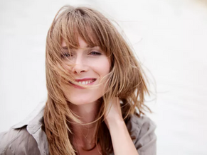 '90s Bangs Are Back With a Bang—Here's How to Style Them