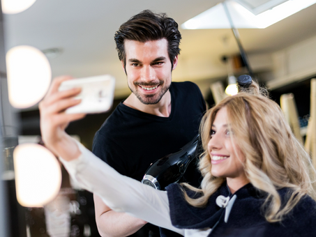 9 “Polite” Salon Habits That Hair Stylists Actually Dislike