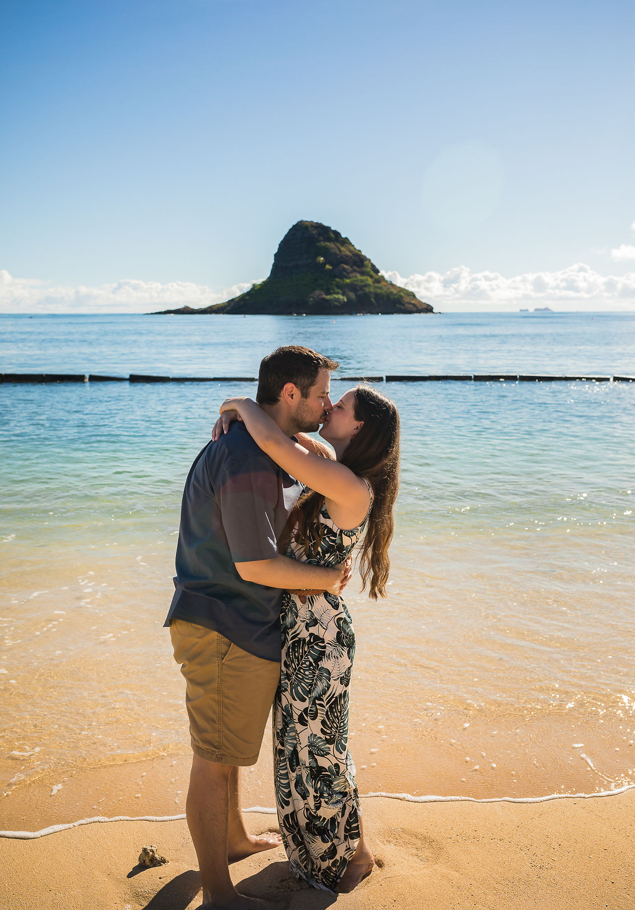couple kissing