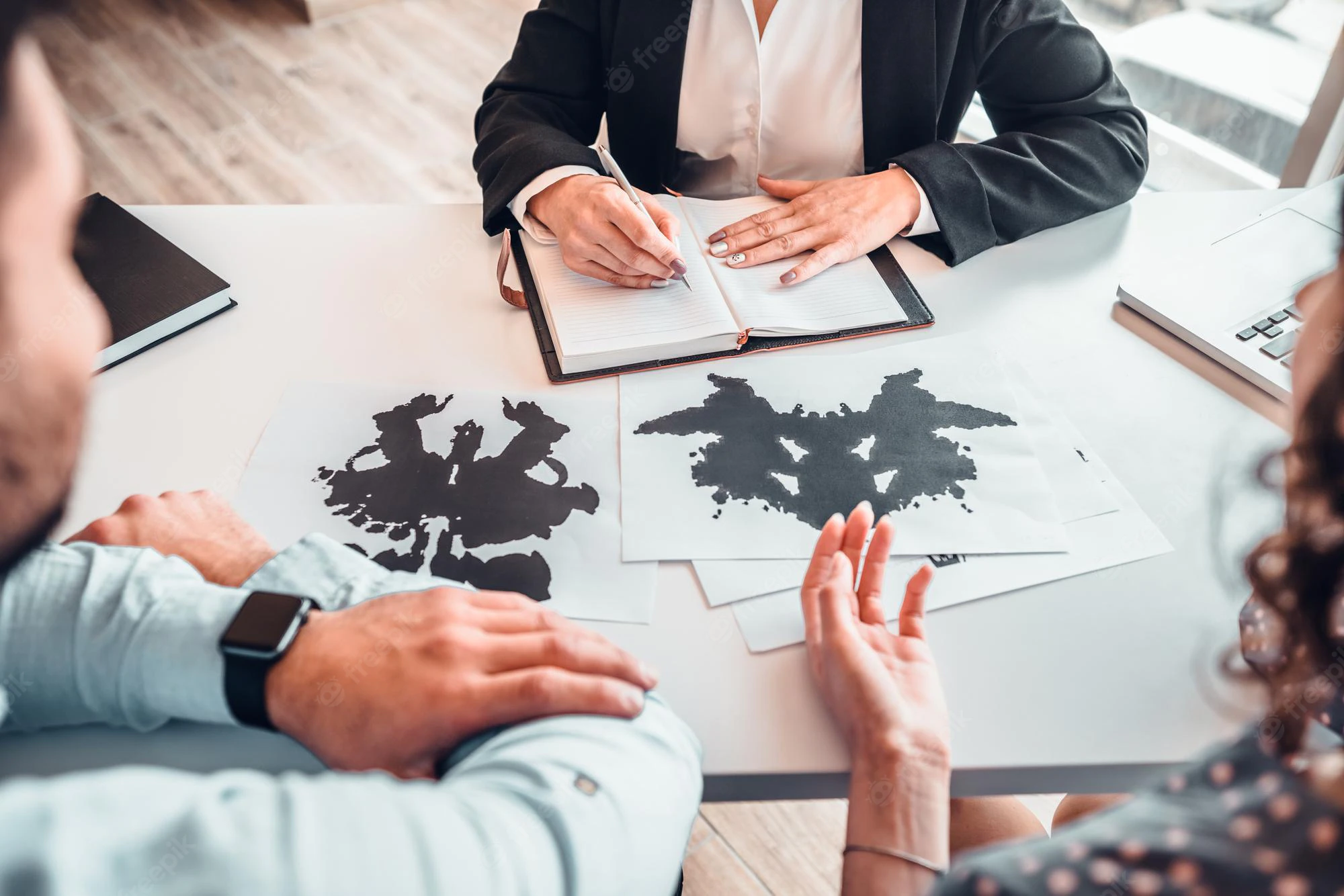 famille-assise-consultation-psychologie-passant-test-rorschach-aide-specialiste-psychother