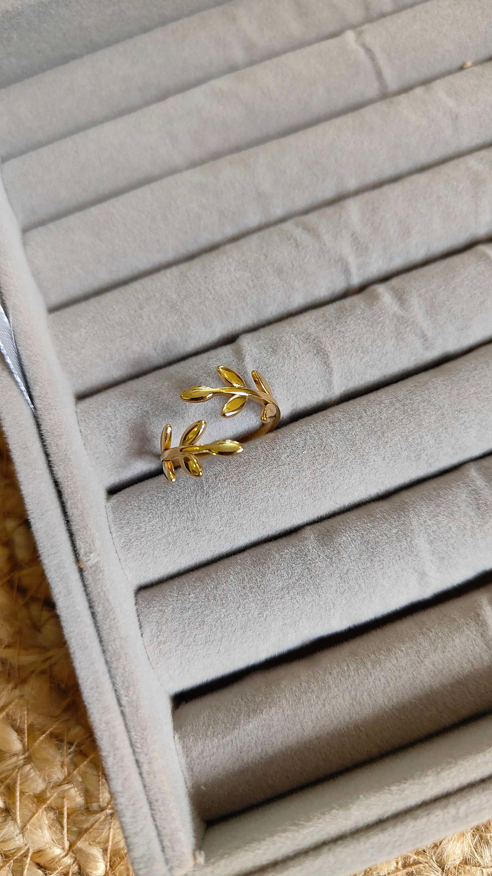 Thumbnail: Leaves Finger Ring