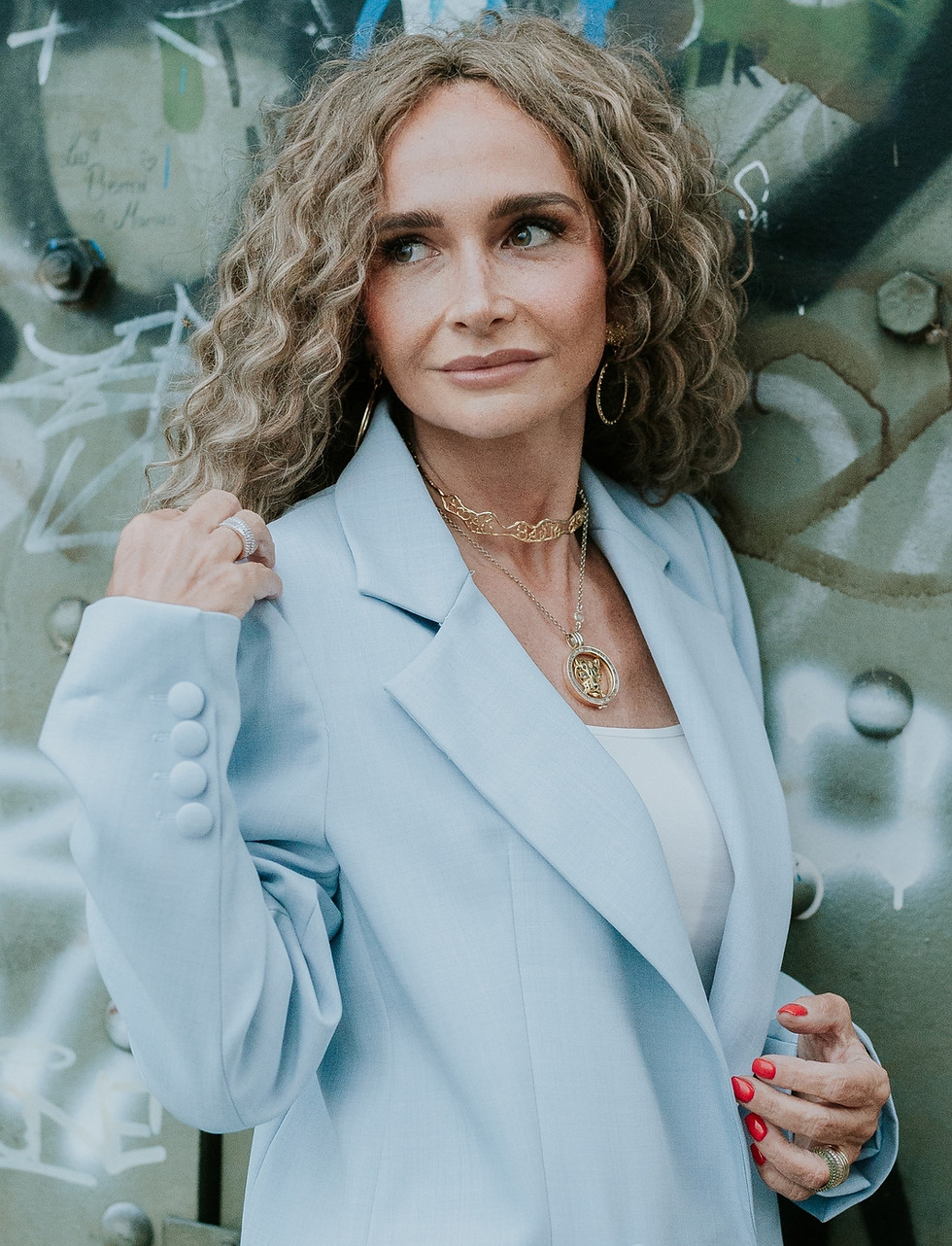 Professional portrait photoshoot of Best Ager model Kerstin Larisch by photographer Julia Teine.