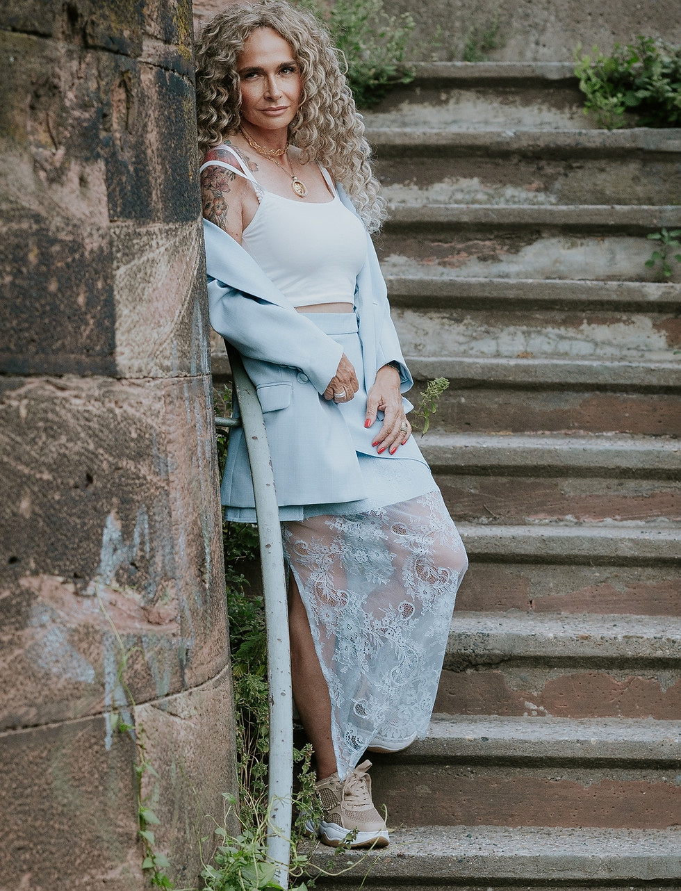 Professional portrait photoshoot of Best Ager model Kerstin Larisch by photographer Julia Teine.