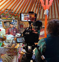 Setup d'interview avec trépied, caméra et moniteur, pour un documentaire en Mongolie