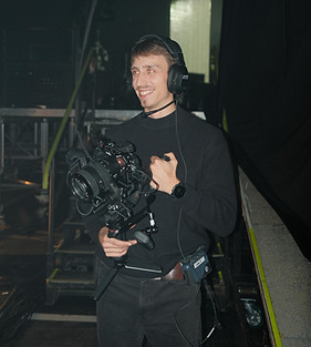 Je tiens un stabilisateur et une caméra Sony lors de la captation d'un concert
