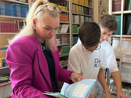 Читаю-я! Читаєш -ти! Читає -Україна!