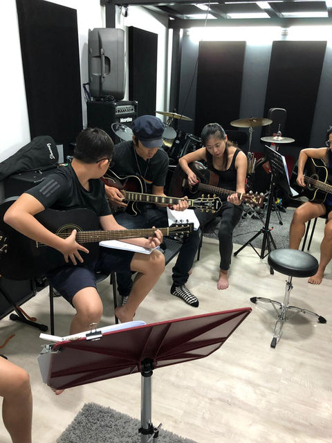 Guitar lessons for a group of adults in Singapore