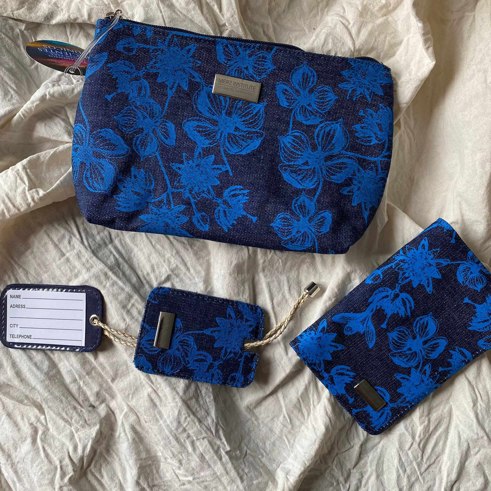 Kit Viagem -  Merz - Porta Passaporte, Nécessaire e Identificador de Bagagem