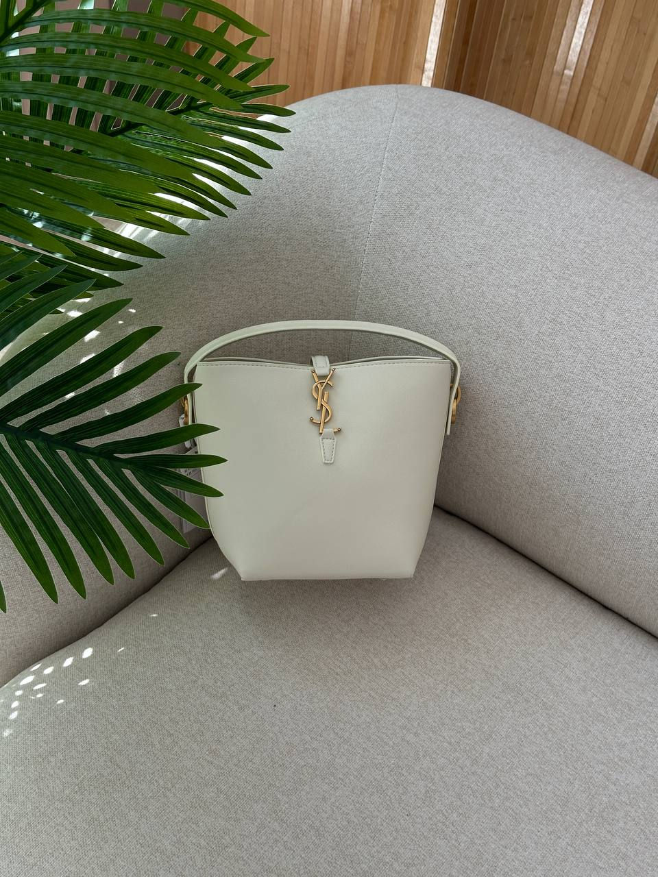 Miniatura: Saint Laurent Medium Le 37 Shiny Leather Bucket Bag White