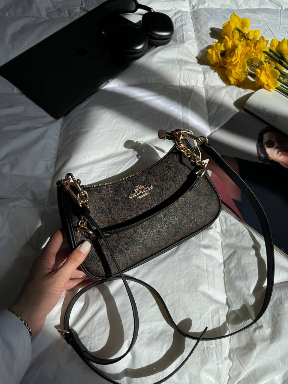 Miniatura: Coach Teri Shoulder Bag In Signature Canvas