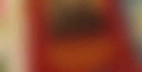 Książka Dzienniczek Miłosierdzie Boże siostry Faustyny - llezy na kolorowym lnianym obrusie.