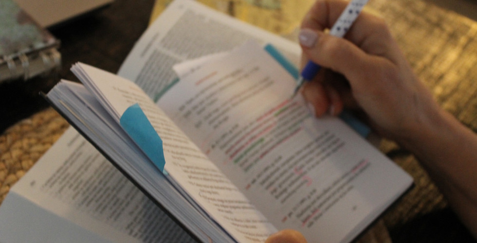 otwarte Ksiązki jedna na drugiej Biblia i Słowo, z ktorego pochodzi Fragment ze "Słowa"- Alicji Lenczewskiej, który przeczytałam wczoraj wieczorem zarezonował we mnie, kiedy przeczytałam go jeszcze raz właśnie dziś – w Wielki Czwartek.