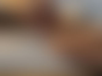 otwarta Biblia i dłoń wskazująca na werset, a druga z długopisem do robienia notatek. Bóg czuwa nad nami – Psalm 121 przypomina o tym. Zakończenie Wielkiego Postu moment na ciszę medialną i spotkanie z Bogiem.