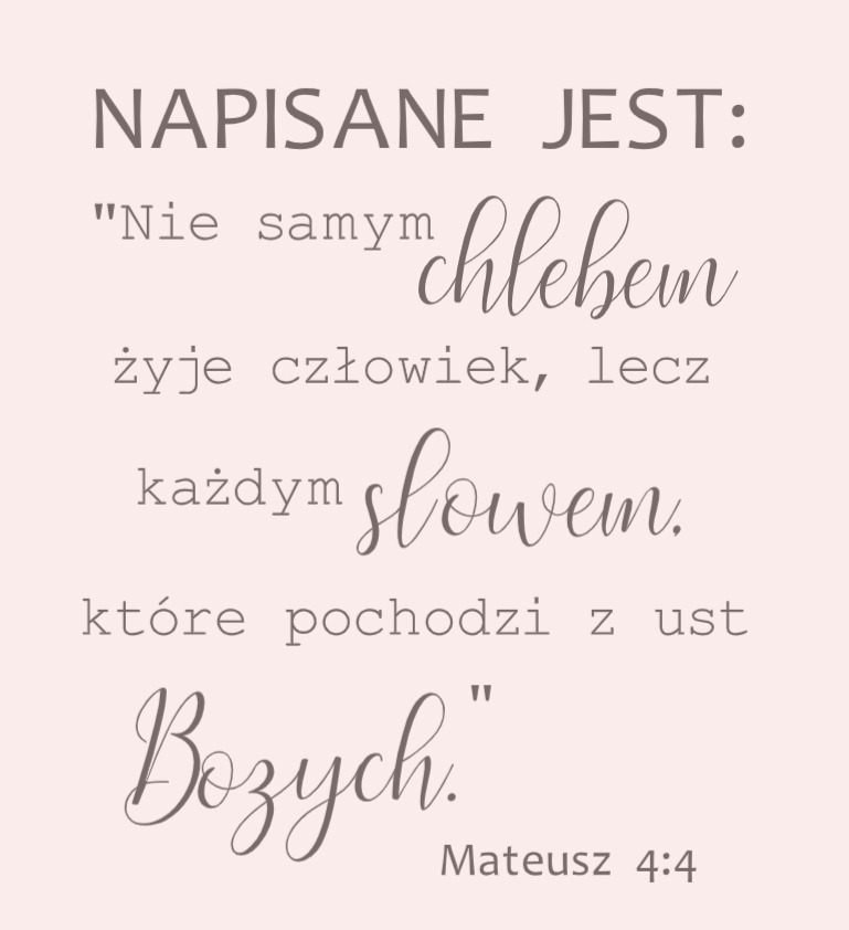Cytat z Biblii, Mateusz 4,4 napisany pięknymi ozdobnymi fontami na ciepłym pastelowym tle.