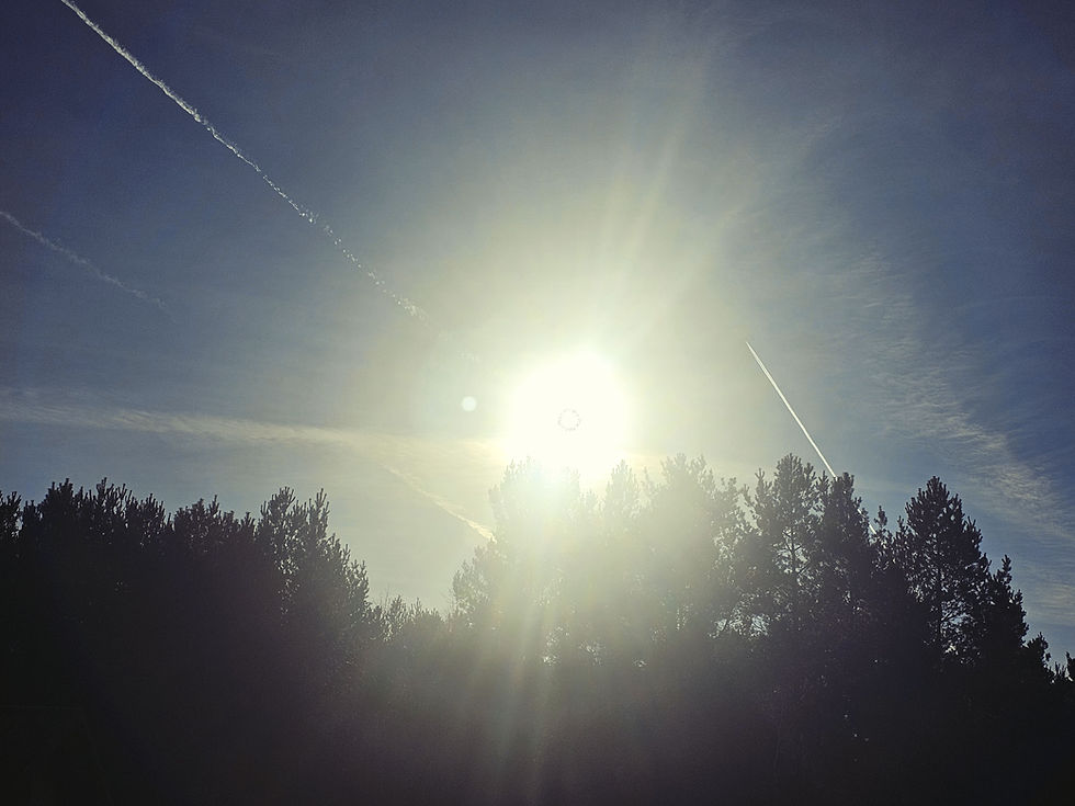 Miłość, która przychodzi powoli, cicho, delikatnie — jak świt, który łagodnie rozprasza ciemność nocy. wschód słońca