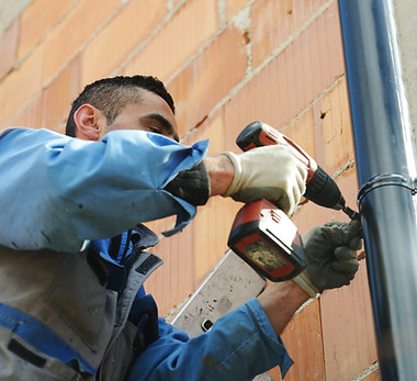 gutter-roof-repairman-SBI-300934451.jpg
